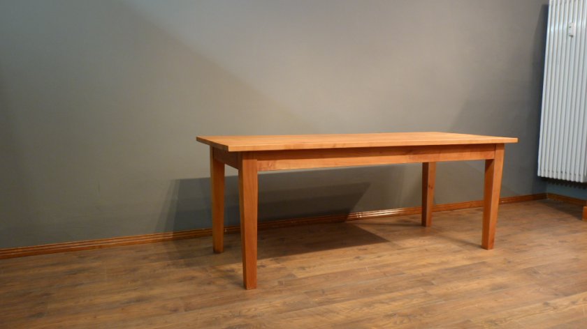 Schlichter, aufgearbeiteter Esstisch, massiv Kirschholz Schlichter, aufgearbeiteter Esstisch, massiv Kirschholz