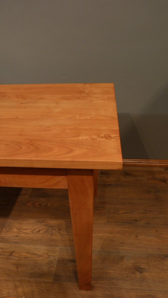 Schlichter, aufgearbeiteter Esstisch, massiv Kirschholz Schlichter, aufgearbeiteter Esstisch, massiv Kirschholz