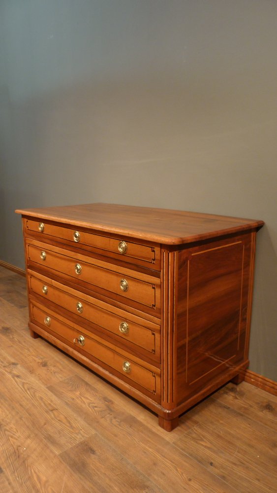 Schlichte Biedermeier Kommode, Nussbaum handpoliert um 1850 Schlichte Biedermeier Kommode, Nussbaum handpoliert um 1850