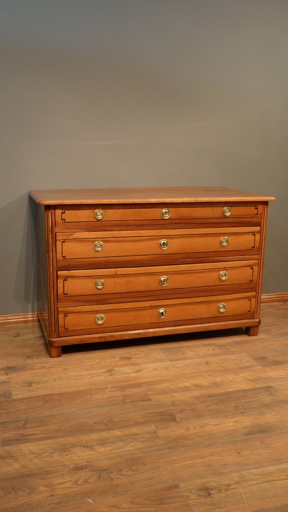Schlichte Biedermeier Kommode, Nussbaum handpoliert um 1850 Schlichte Biedermeier Kommode, Nussbaum handpoliert um 1850