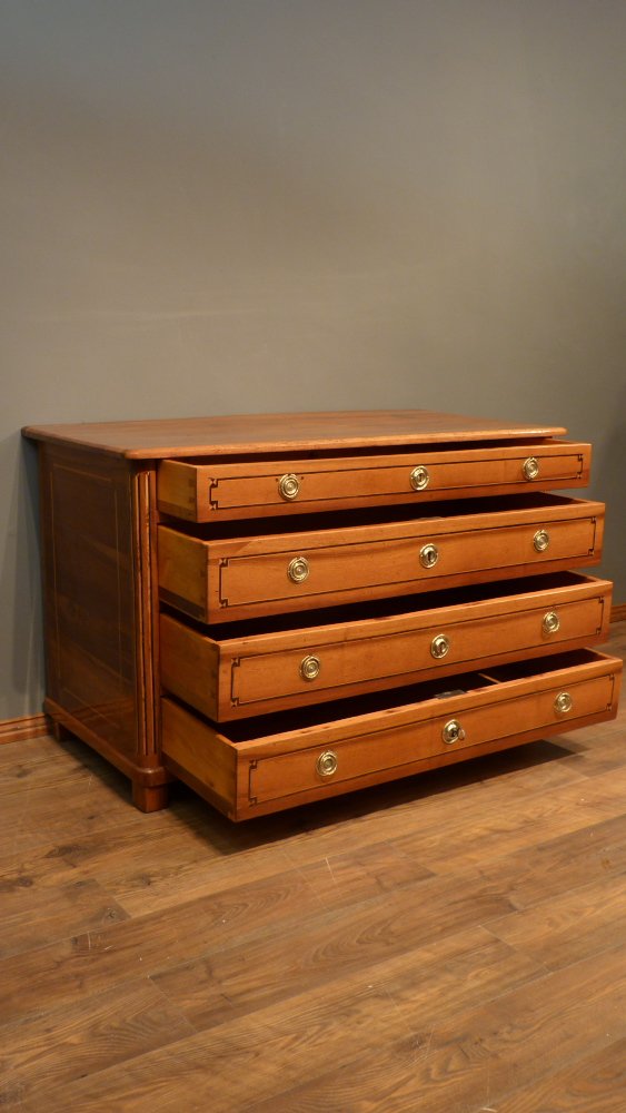 Schlichte Biedermeier Kommode, Nussbaum handpoliert um 1850 Schlichte Biedermeier Kommode, Nussbaum handpoliert um 1850