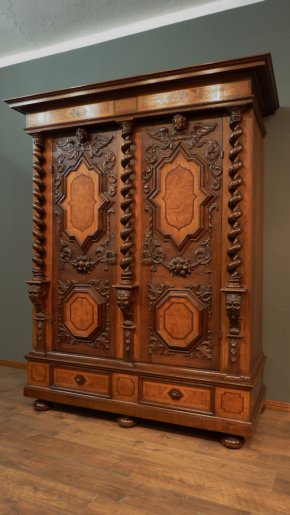 Barocker Dielenschrank, Nussbaum und Eiche um 1750