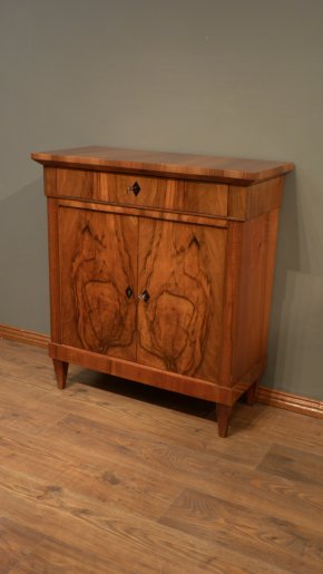 Schlichter Biedermeier Halbschrank, Nussbaum handpoliert um 1860