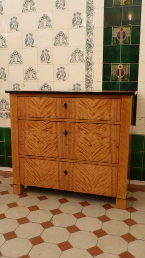 Formschöne Biedermeier Kommode, Birke handpoliert um 1850