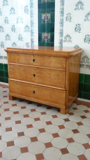 Formschöne Biedermeier Kommode, Birke handpoliert um 1850