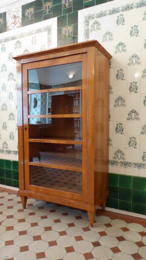 Biedermeier Bücher oder Geschirrschrank, Kirschholz handpoliert um 1850