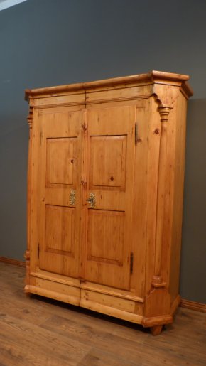 Formsch&ouml;ner Spaltschrank, Fichte um 1800
