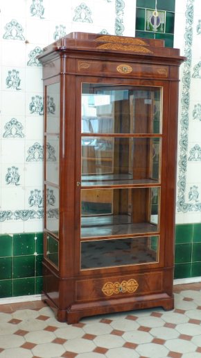 Elegante Biedermeier Vitrine, Mahagoni handpoliert um 1830