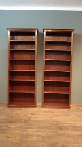 Zwei klassische Bücherregale in schlichter Form