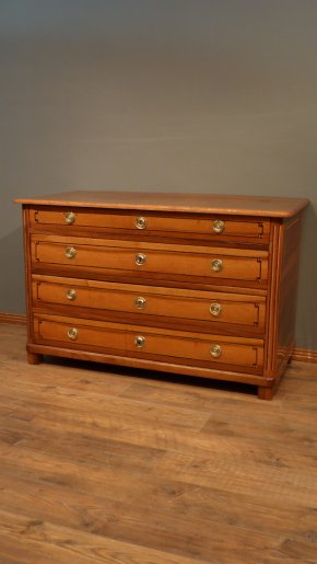 Schlichte Biedermeierkommode, Nussbaum handpoliert um 1850