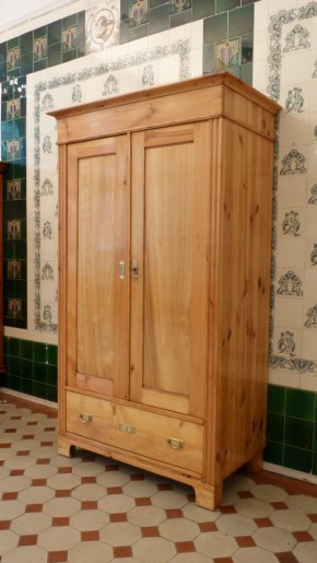 Schlichter Jugendstilschrank, Kiefer um 1910