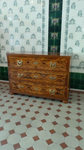 Seltene Louis-Seize Kommode, Nussbaum handpoliert um 1790