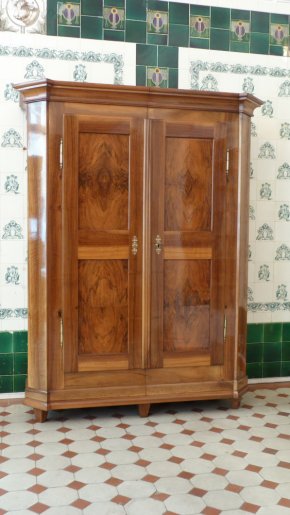 Eleganter Louis-Seize Schrank, Nussbaum handpoliert um 1800