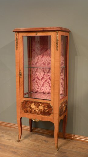 Eintürige Louis-Seize Stil Vitrine, Kirschholz um 1960
