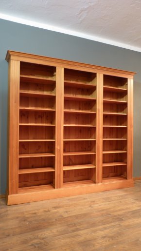 Ein klassisches Bücherregal aus massiver Kiefer, komplett zerlegbar