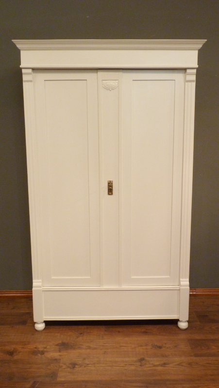 Antiker Jugendstil Kleiderschrank, Nussbaum weiss lasiert um 1910 Antiker Jugendstil Kleiderschrank, Nussbaum weiss lasiert um 1910