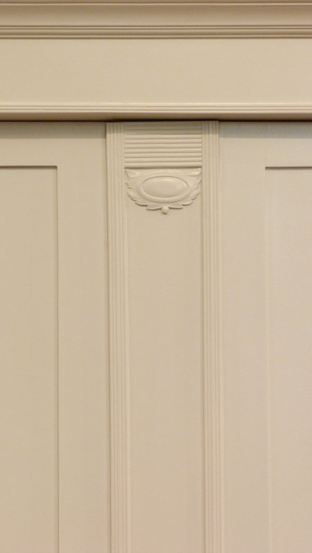 Antiker Jugendstil Kleiderschrank, Nussbaum weiss lasiert um 1910 Antiker Jugendstil Kleiderschrank, Nussbaum weiss lasiert um 1910