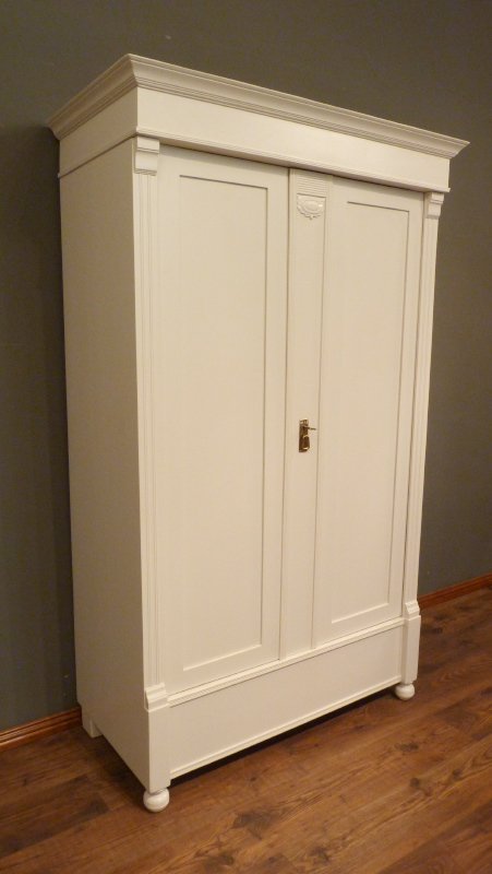 Antiker Jugendstil Kleiderschrank, Nussbaum weiss lasiert um 1910 Antiker Jugendstil Kleiderschrank, Nussbaum weiss lasiert um 1910