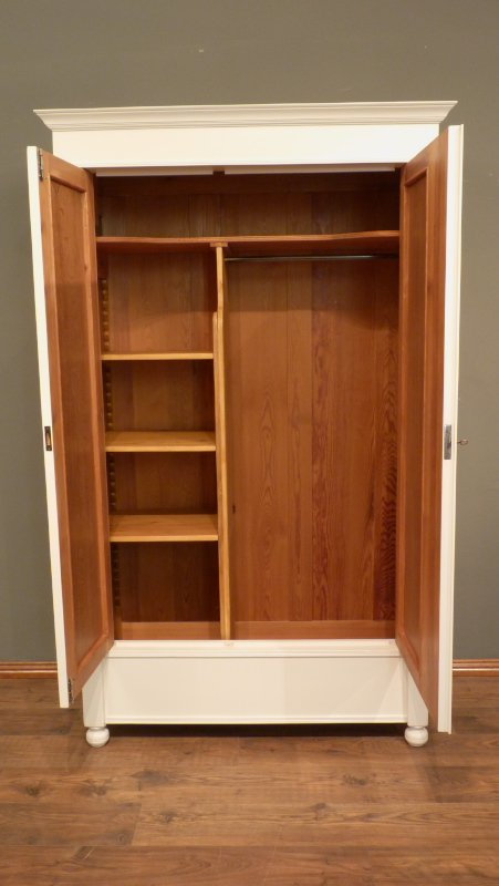 Antiker Jugendstil Kleiderschrank, Nussbaum weiss lasiert um 1910 Antiker Jugendstil Kleiderschrank, Nussbaum weiss lasiert um 1910