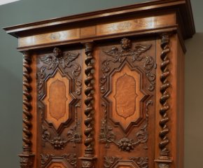 Barocker Dielenschrank, Nussbaum und Eiche um 1750