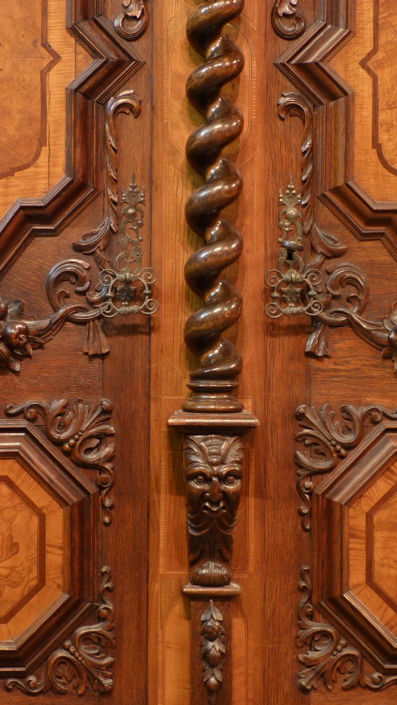 Prachtvoller Barockschrank, Nussbaum und Eiche um 1750 Prachtvoller Barockschrank, Nussbaum und Eiche um 1750
