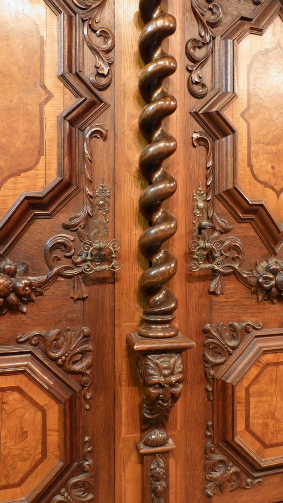 Prachtvoller Barockschrank, Nussbaum und Eiche um 1750 Prachtvoller Barockschrank, Nussbaum und Eiche um 1750