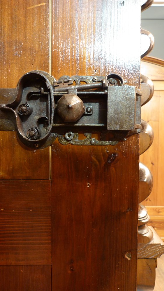 Prachtvoller Barockschrank, Nussbaum und Eiche um 1750 Prachtvoller Barockschrank, Nussbaum und Eiche um 1750