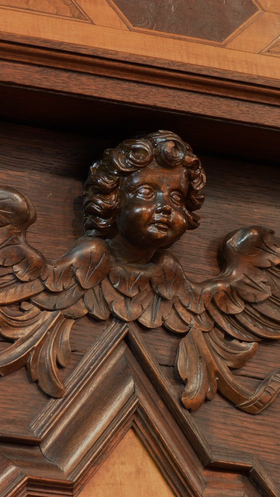 Prachtvoller Barockschrank, Nussbaum und Eiche um 1750 Prachtvoller Barockschrank, Nussbaum und Eiche um 1750