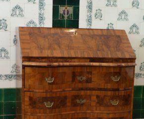 Barocker Schrägklappensekretär, Nussbaum handpoliert um 1760