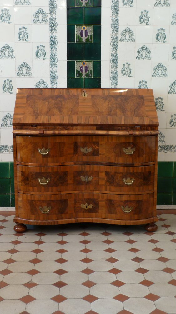 Barocker Schrägklappensekretär, Nussbaum handpoliert um 1760 Barocker Schrägklappensekretär, Nussbaum handpoliert um 1760