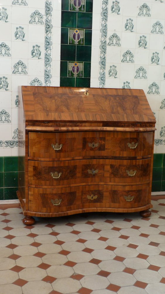 Barocker Schrägklappensekretär, Nussbaum handpoliert um 1760 Barocker Schrägklappensekretär, Nussbaum handpoliert um 1760