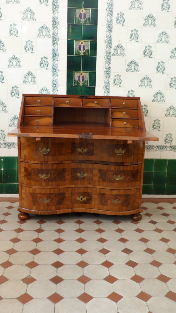 Barocker Schrägklappensekretär, Nussbaum handpoliert um 1760 Barocker Schrägklappensekretär, Nussbaum handpoliert um 1760