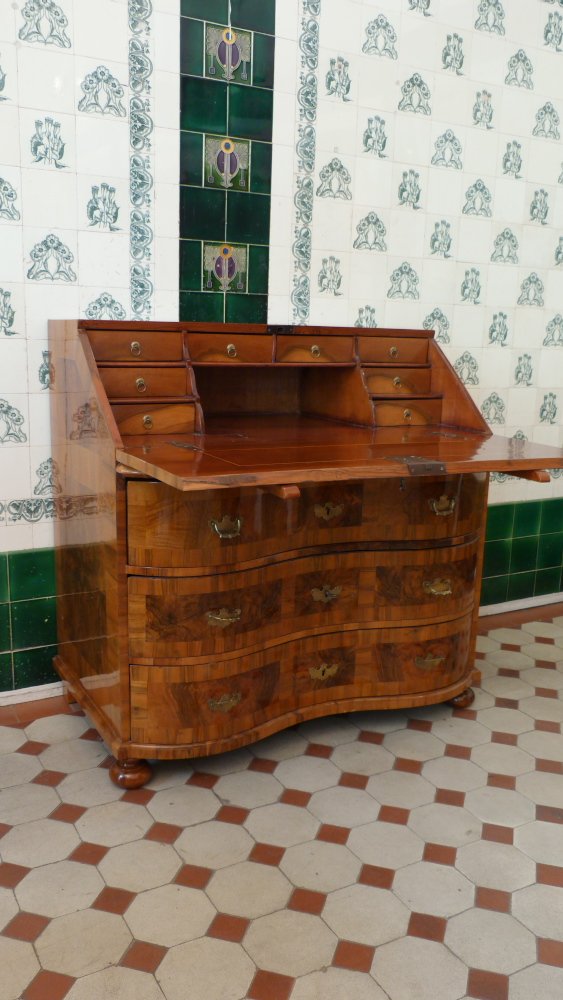 Barocker Schrägklappensekretär, Nussbaum handpoliert um 1760 Barocker Schrägklappensekretär, Nussbaum handpoliert um 1760