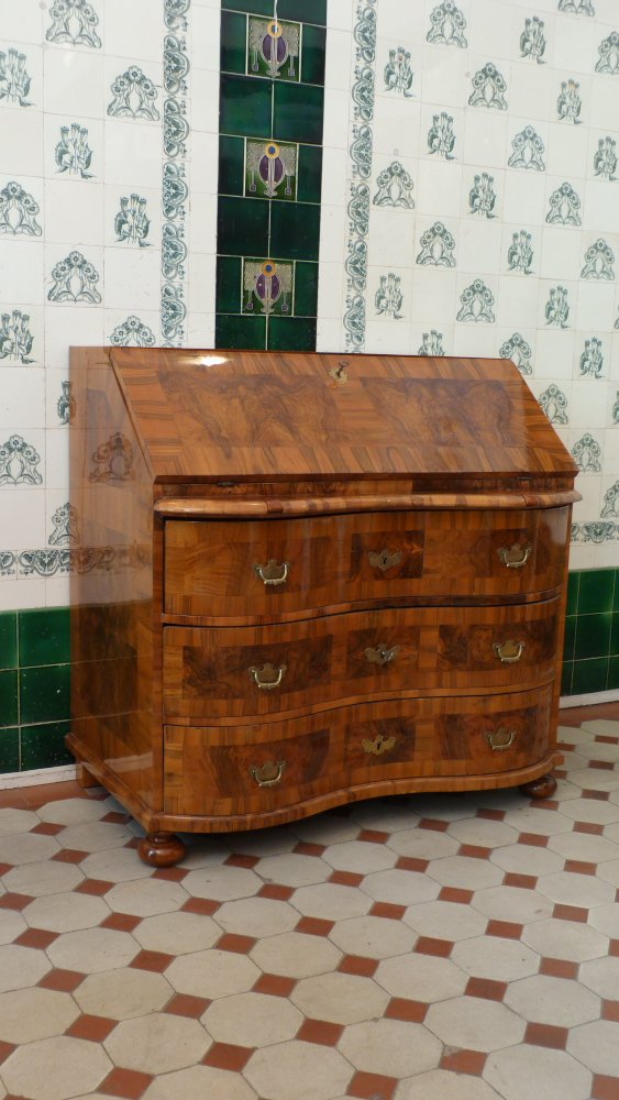 Barocker Schrägklappensekretär, Nussbaum handpoliert um 1760 Barocker Schrägklappensekretär, Nussbaum handpoliert um 1760