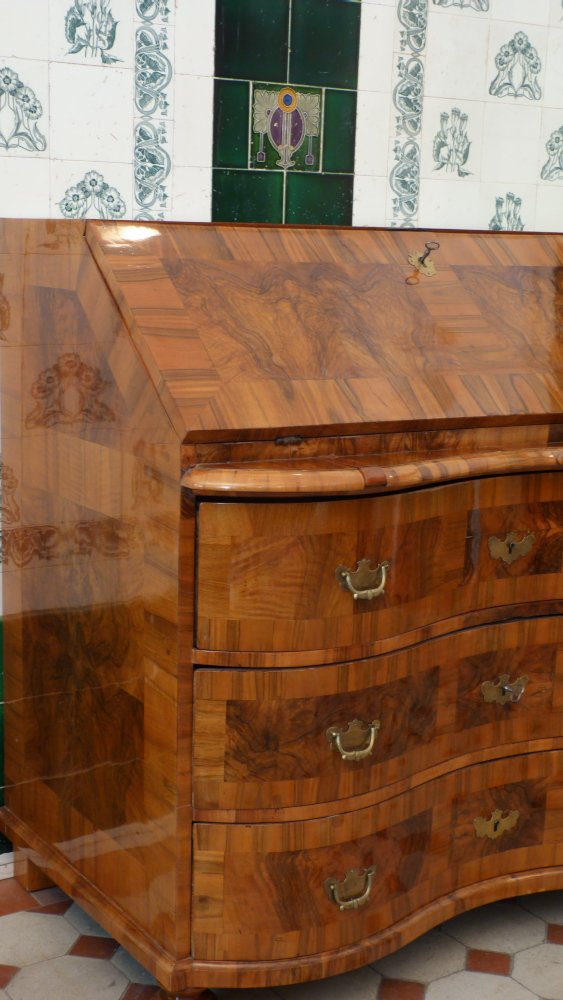 Barocker Schrägklappensekretär, Nussbaum handpoliert um 1760 Barocker Schrägklappensekretär, Nussbaum handpoliert um 1760