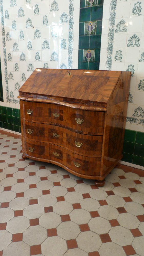 Barocker Schrägklappensekretär, Nussbaum handpoliert um 1760 Barocker Schrägklappensekretär, Nussbaum handpoliert um 1760