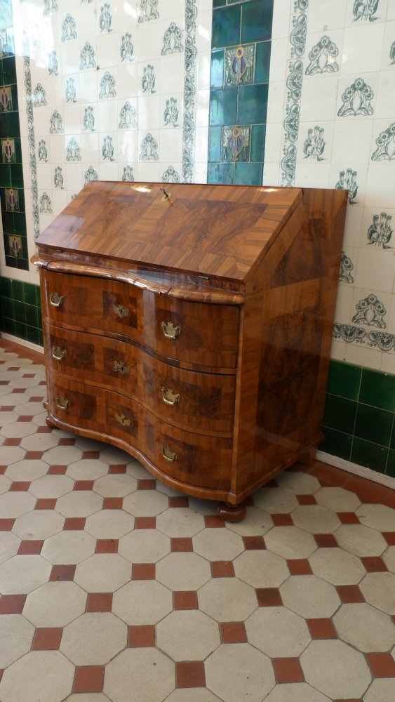 Barocker Schrägklappensekretär, Nussbaum handpoliert um 1760 Barocker Schrägklappensekretär, Nussbaum handpoliert um 1760