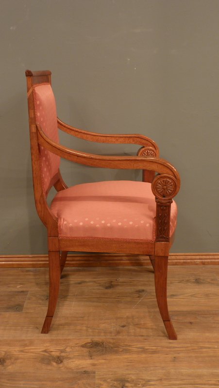 Antiker Biedermeier Sessel in Nussbaum, um 1850 Antiker Biedermeier Sessel in Nussbaum, um 1850