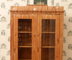 Biedermeier Bücher oder Geschirrschrank, Kirschholz handpoliert um 1850