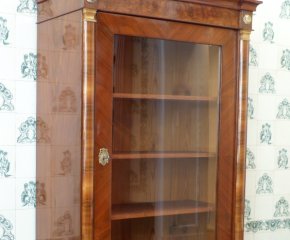 Biedermeier Bücherschrank, Nussbaum handpoliert um 1850