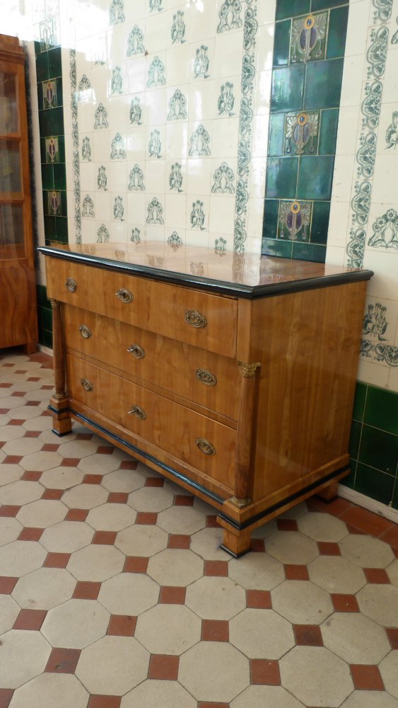 Elegante Biedermeier Kommode mit Säulen, Kirschholz handpoliert um 1830 Elegante Biedermeier Kommode mit Säulen, Kirschholz handpoliert um 1830