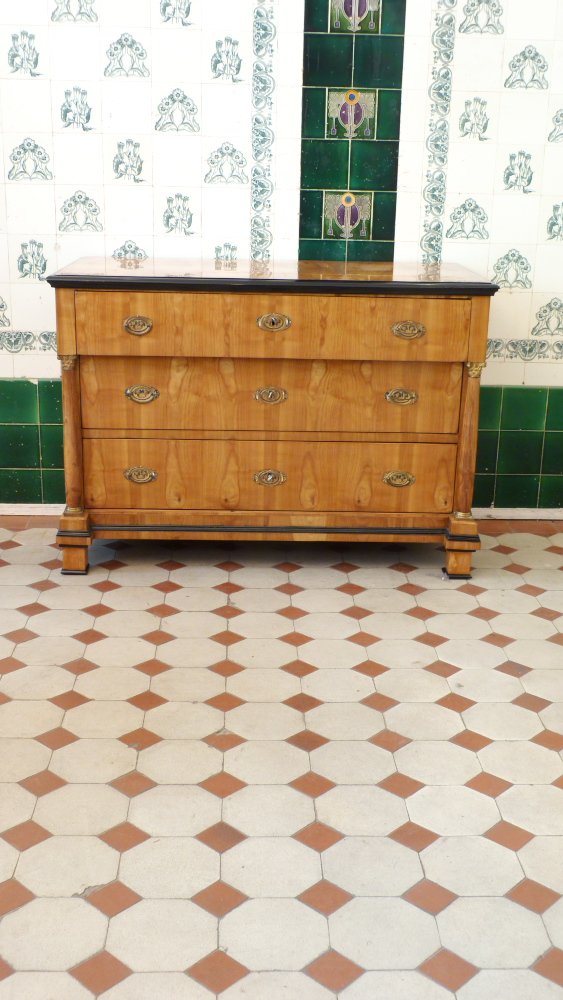 Elegante Biedermeier Kommode mit Säulen, Kirschholz handpoliert um 1830 Elegante Biedermeier Kommode mit Säulen, Kirschholz handpoliert um 1830