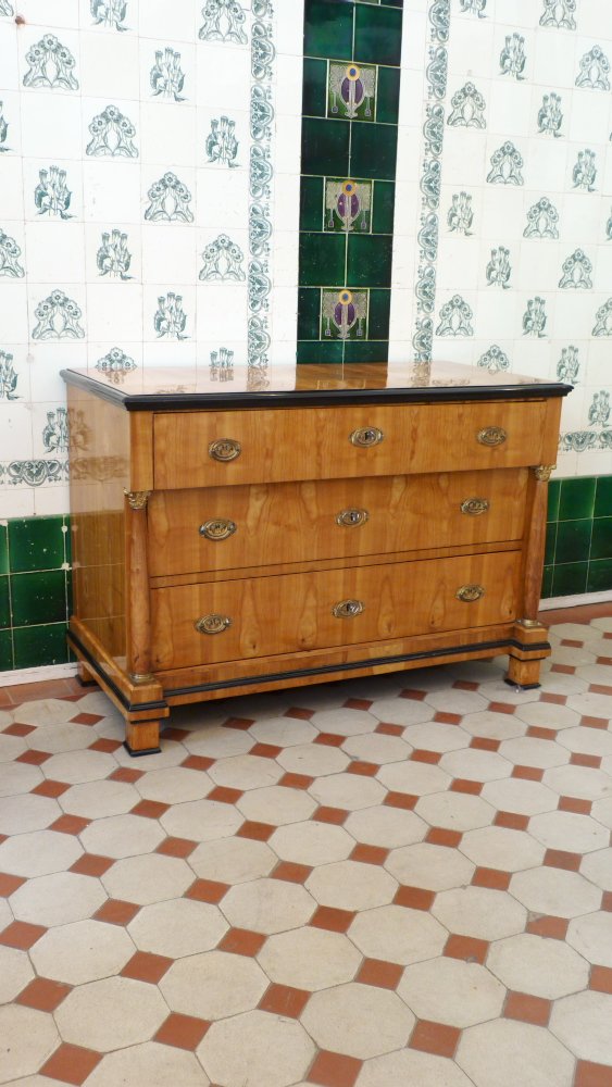 Elegante Biedermeier Kommode mit Säulen, Kirschholz handpoliert um 1830 Elegante Biedermeier Kommode mit Säulen, Kirschholz handpoliert um 1830