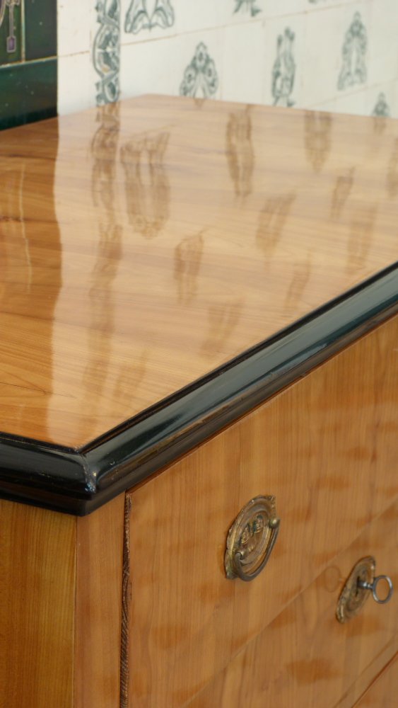 Elegante Biedermeier Kommode mit Säulen, Kirschholz handpoliert um 1830 Elegante Biedermeier Kommode mit Säulen, Kirschholz handpoliert um 1830