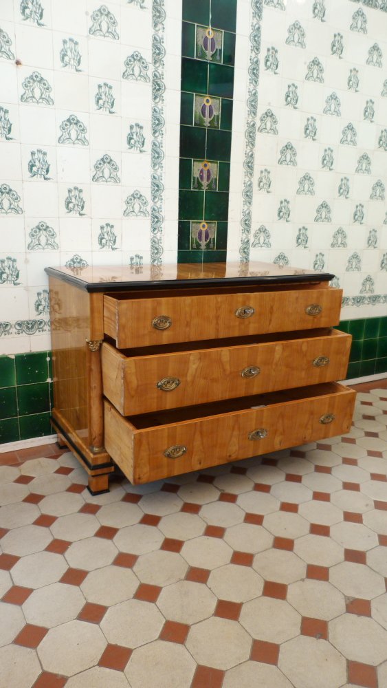 Elegante Biedermeier Kommode mit Säulen, Kirschholz handpoliert um 1830 Elegante Biedermeier Kommode mit Säulen, Kirschholz handpoliert um 1830