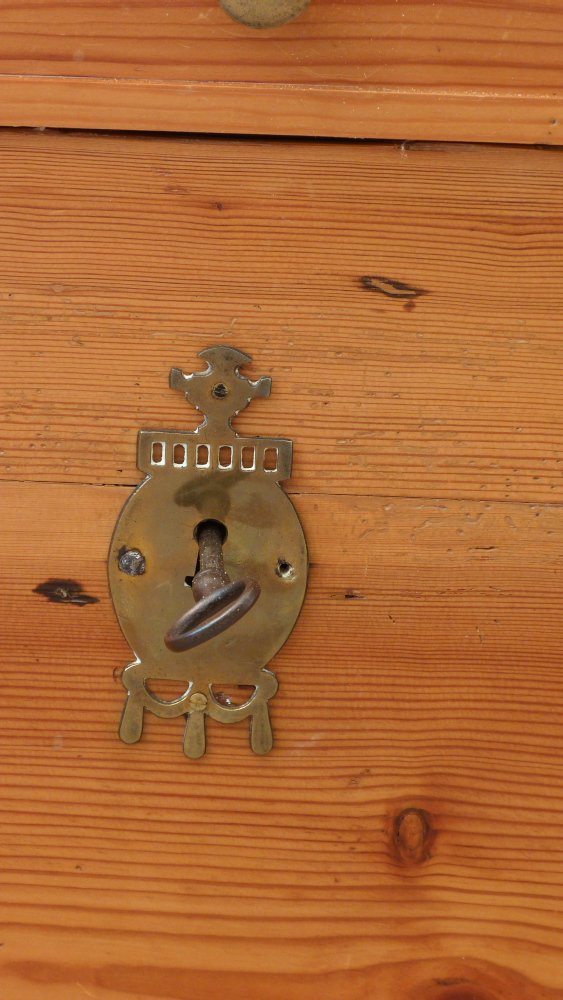 Biedermeier Runddeckeltruhe, Kiefer um 1850 Biedermeier Runddeckeltruhe, Kiefer um 1850