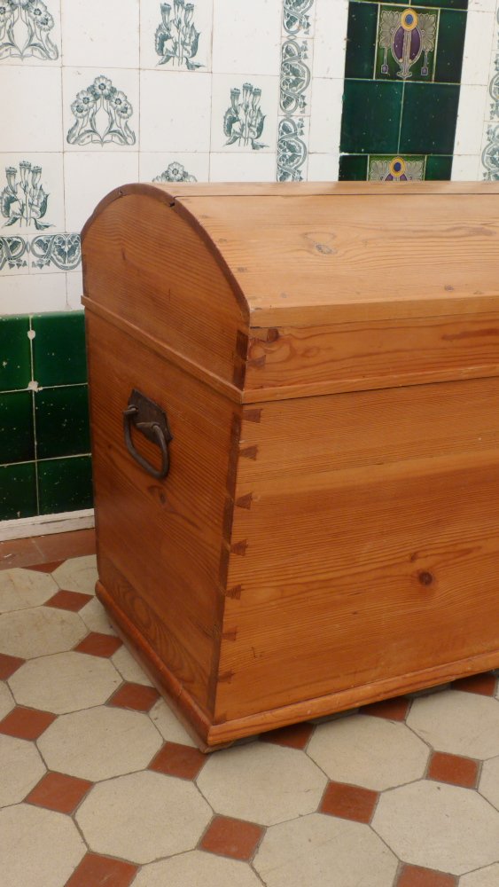 Biedermeier Runddeckeltruhe, Kiefer um 1850 Biedermeier Runddeckeltruhe, Kiefer um 1850