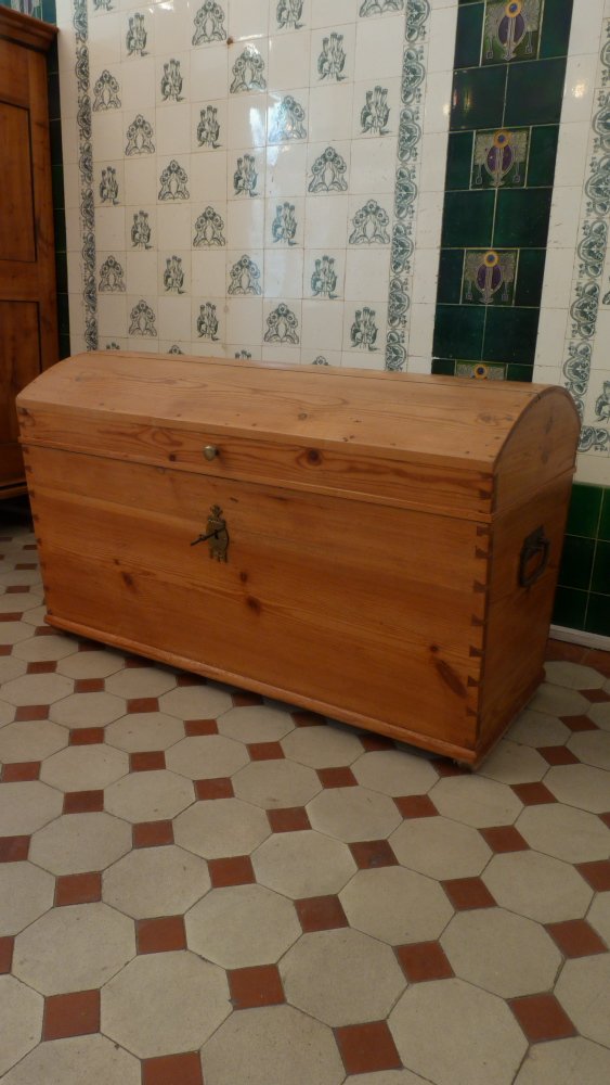 Biedermeier Runddeckeltruhe, Kiefer um 1850 Biedermeier Runddeckeltruhe, Kiefer um 1850