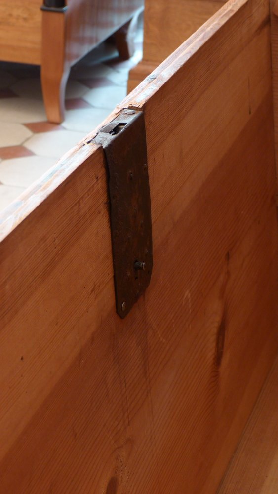 Biedermeier Runddeckeltruhe, Kiefer um 1850 Biedermeier Runddeckeltruhe, Kiefer um 1850