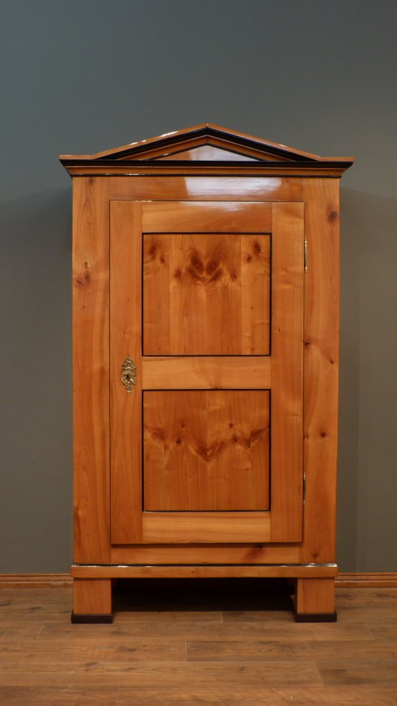 Eleganter Biedermeier Wäscheschrank, Kirschholz handpoliert um 1840 Eleganter Biedermeier Wäscheschrank, Kirschholz handpoliert um 1840